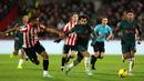 Bek Brentford, Mathias Jorgensen (kiri) berusaha mengadang laju striker Liverpool, Mohamed Salah pada laga Liga Inggris 2022/2023 di Gtech Community Stadium, London (2/1/2023). Mathias Jorgensen yang akrab disapa Zanka ini didatangkan Brentford dari Fenerbahce pada awal musim 2021/2022 dengan status bebas transfer. Musim 2022/2023 ini ia telah tampil dalam 13 laga di Liga Inggris. (AFP/Adrian Dennis)