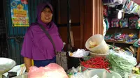 Rini, Pedagang Sayur di Pasar Rawa Buaya (Foto: Fiki/Liputan6.com)