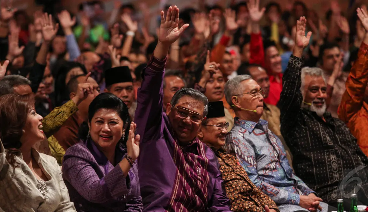 Para undangan yang hadir tampak antusias mengikuti acara Supermentor-6: Leaders, Jakarta, Minggu (17/5/2015). Empat tokoh negarawan berbagi pengalamannya dalam rangka menyambut Hari Kebangkitan Nasional ke-107 (Liputan6.com/Faizal Fanani)