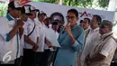 Sandiaga Salahuddin Uno saat melantik kadernya di Jalan Delman Asri, Kebayoran Lama, Jakarta, Jumat (3/2). Sandiaga juga meminta dukungan kepada warga agar dapat terpilih menjadi Wakil Gubernur DKI Jakarta. (Liputan6.com/Gempur M. Surya)