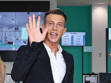 Pemain baru Juventus, Federico Bernardeschi, menyapa fans saat tiba di Pusat Medical Juventus di Turin, Senin (24/7/2017). Winger berusia 23 tahun ini direkrut dari Fiorentina dengan harga 40 juta euro (Rp 619,83 miliar). (EPA/Alessandro Di Marco)