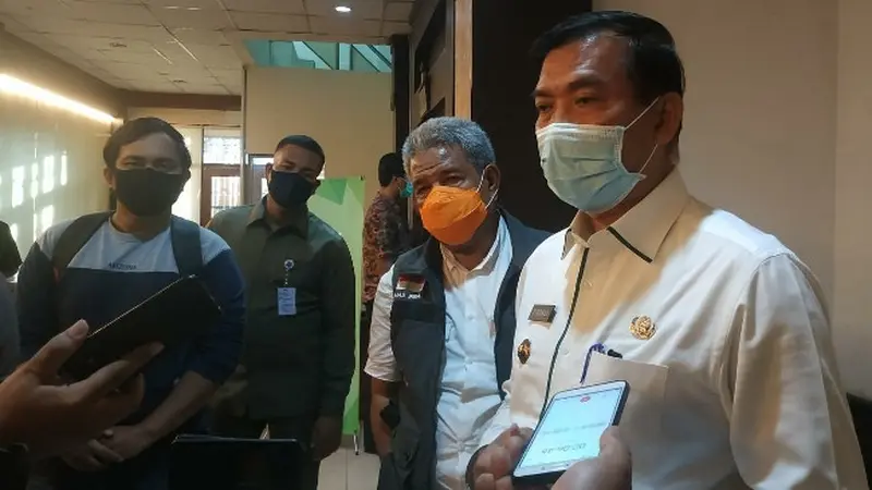 Wali Kota Pekanbaru memberi keterangan pers soal perpanjangan PSBB Pekanbaru hingga 14 Mei 2020.