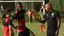 Asisten pelatih Belgia, Thierry Henry saat berncanda bersama Dries Mertens (kir) dan Christian Benteke pada sesi latihan sebelum melawan Spanyol di Neerpede, (29/8/2016). (AFP/John Thys)