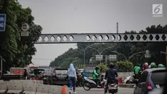Kendaraan melintas dekat Jembatan Penyeberangan Orang (JPO) di Pasar Minggu, Jakarta, Kamis (7/3). Dinas Bina Marga DKI berencana merevitalisasi JPO Pasar Minggu yang rusak dan tidak berfungsi sejak September 2016 itu. (Liputan6.com/Faizal Fanani)