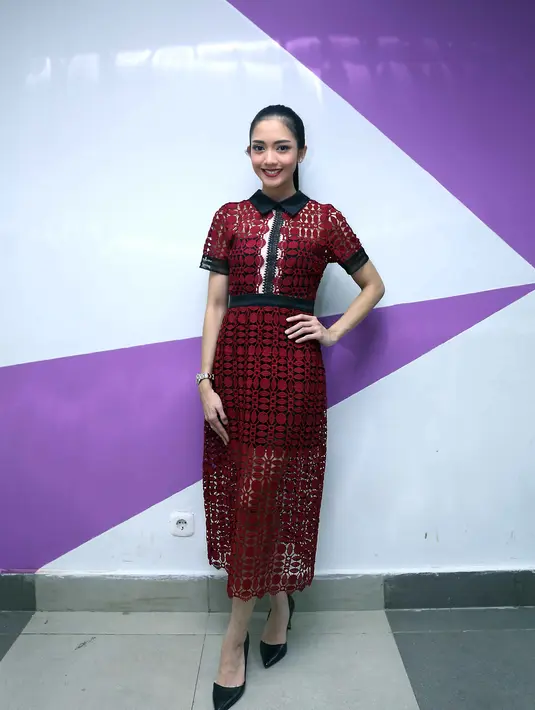 Artis yang namanya mulai tenar dengan perannya Cinta dalam sinetron ‘Ada Apa Dengan Cinta’ itu mengatakan, bahwa dilokasi syuting, anak-anaknya semakin banyak yang kenal dengan kru. (Nurwahyunan/Bintang.com)