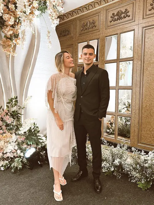<p>Meskipun berbeda keyakinan, Ciccio Manassero dan Natasha Ryder saling menghormati satu sama. Keduanya tidak pernah mempermasalahkan keyakinan masing-masing. (Instagram/natasharyder)</p>