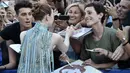 Aktris Emma Stone menyapa para fan saat tiba menghadiri pembukaan Festival Film Venice ke-73 di Italia, (31/8). Film La La Land menjadi pembuka festival ini. (AFP Photo/TIZIANA FABI)