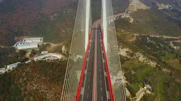 Pemandangan dari atas memperlihatkan jembatan Beipanjiang di dekat Bijie, Provinsi Guizhou, China, 28 Desember 2016. Jembatan sepanjang 1.341 meter itu menelan biaya 1 miliar yuan (Rp 1,9 triliun) dan dibangun dalam waktu tiga tahun. (STR / AFP)