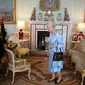 Dalam file foto ini diambil pada 25 Juni 2008 Mantan presiden Afrika Selatan Nelson Mandela (kiri) bertemu dengan Ratu Inggris Elizabeth II (kanan) di Istana Buckingham, di pusat kota London. (AFP/ Dominic Lipinski)