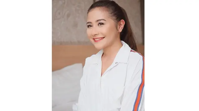 Biasa Natural, Ini 6 Potret Prilly Latuconsina dengan Makeup Tebal
