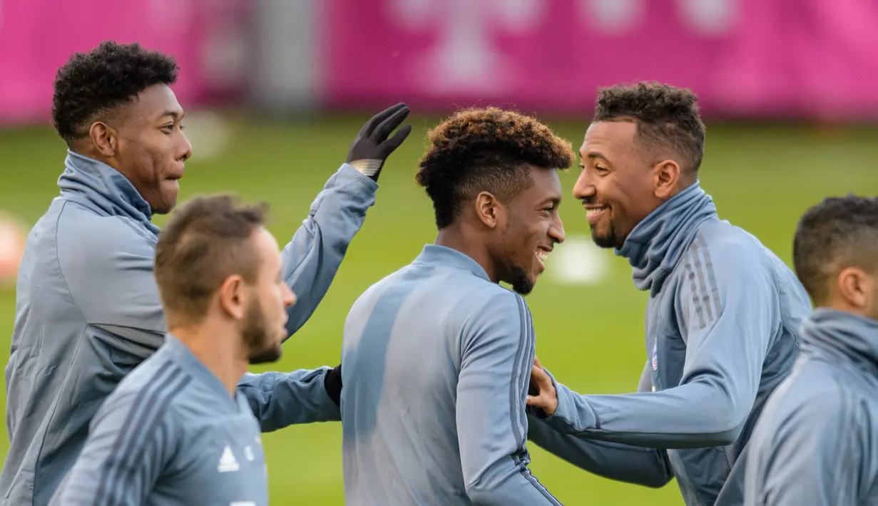 Para pemain Bayern Munchen bercanda saat sesi latihan tim di Munich, Jerman selatan (12/3). Pada leg pertama Munchen berhasil menahan imbang Liverpool 0-0 di Anfield Stadium. (AFP Photo/Matthias Balk)