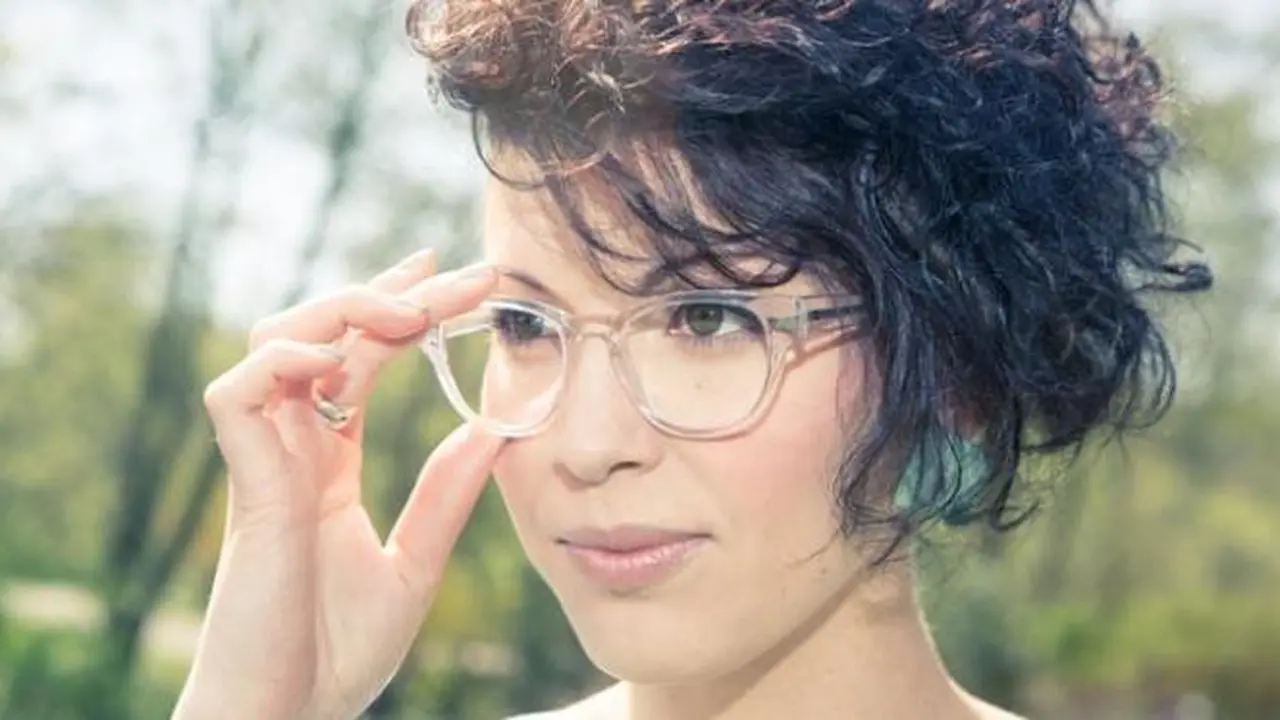 Mata cantik dengan kacamata
