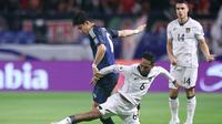 Gelandang Jepang, Wataru Endo (kiri), berjibaku melawan gelandang Timnas Indonesia, Beckham Putra Nugraha (tengah), pada laga Kualifikasi Piala Dunia 2025 zona Asia di Osaka, Selasa (10/6/2025). (Paul Miller/AFP)