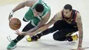 Pemain Boston Celtics, Marcus Smart (kiri) mencoba melewati pemain Cleveland, George Hill pada gim keempat final Wilayah Timur NBA basketball di Quicken Loans Arena (21/5/2018). Cavaliers menang 111-102. (AP/Tony Dejak)