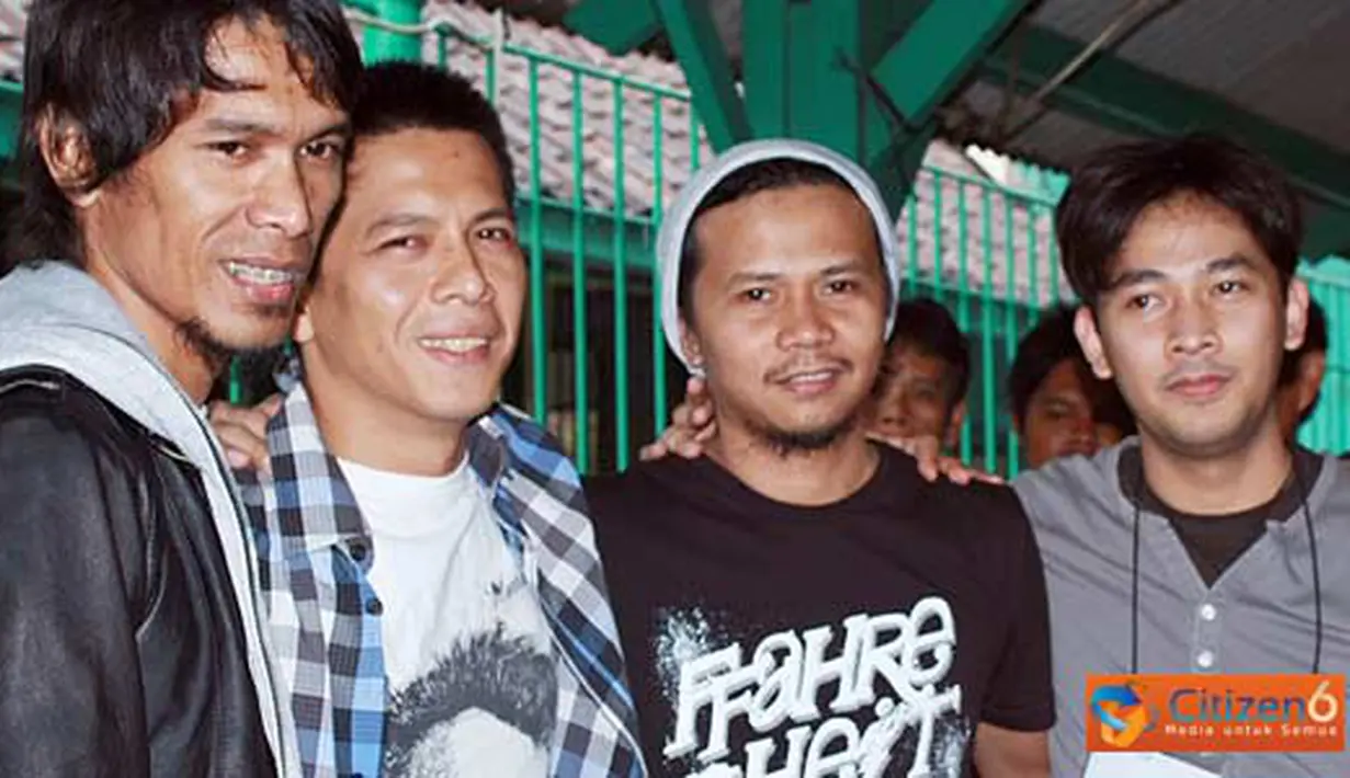Citizen6, Bandung: Ariel Peterpan merilis lagu singlenya dihadapan puluhan wartawan di Rutan Kebon Waru, Kota Bandung, Senin (18/4). Single lagu tersebut bertajuk Dara. (Pengirim: Aries Rachmandy)
