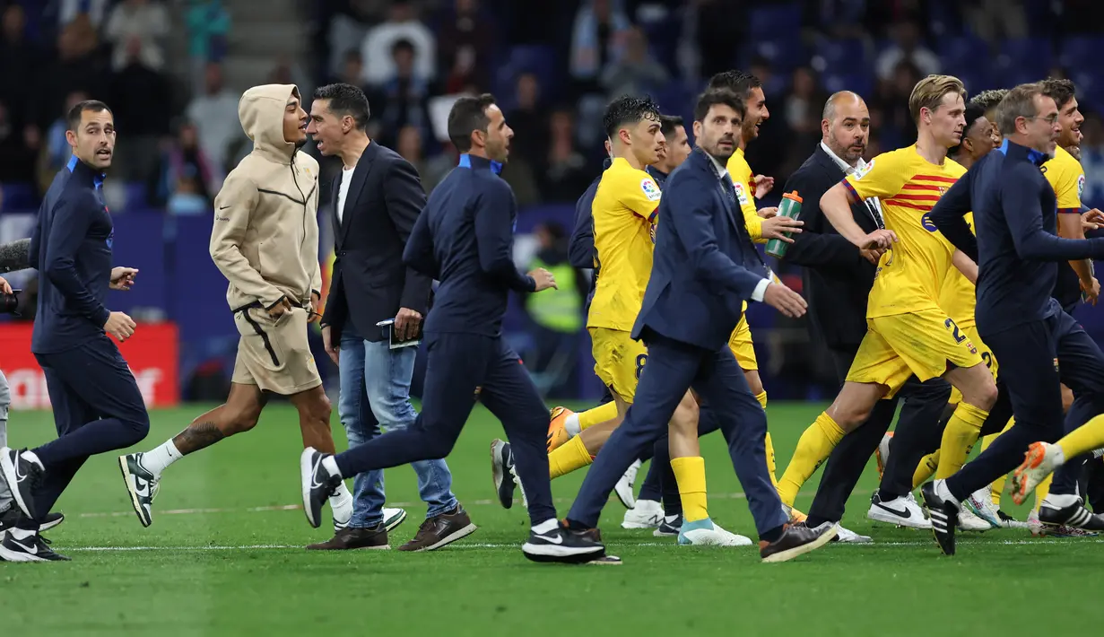 Para pemain pun merayakannya di tengah lapangan begitu wasit meniupkan peluit panjang. (AFP/Lluis Gene)