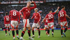Pemain Manchester United, Rasmus Hojlund melakukan selebrasi setelah mencetak gol kemenangan timnya atas Brentford  pada laga lanjutan Liga Inggris di Old Trafford, Manchester, Inggris, Sabtu (19/10/2024). (AFP/Oli Scarff)