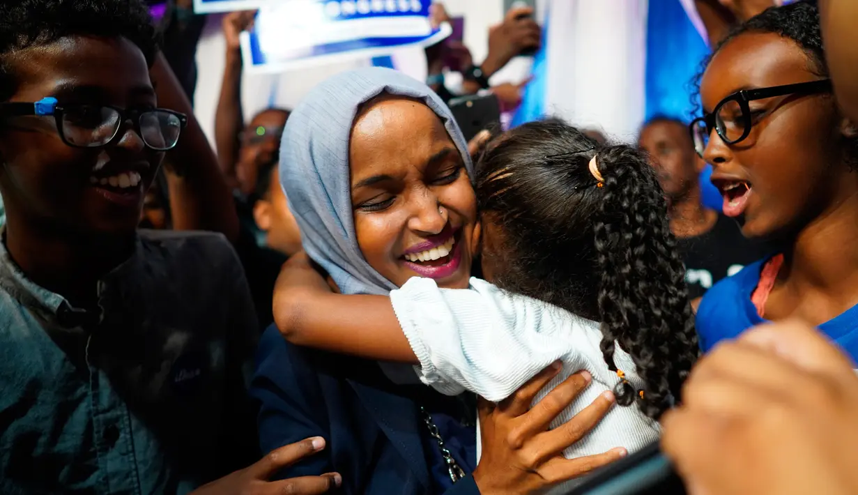 Ilhan Omar memeluk anaknya saat merayakan kemenangan putaran pertama pemilihan Distrik Kongres ke-5 di Minneapolis, AS, Selasa (14/8). Omar segera menggantikan posisi Keith Ellison dari kursi perwakilan rakyat. (Mark Vancleave/Star Tribune via AP)