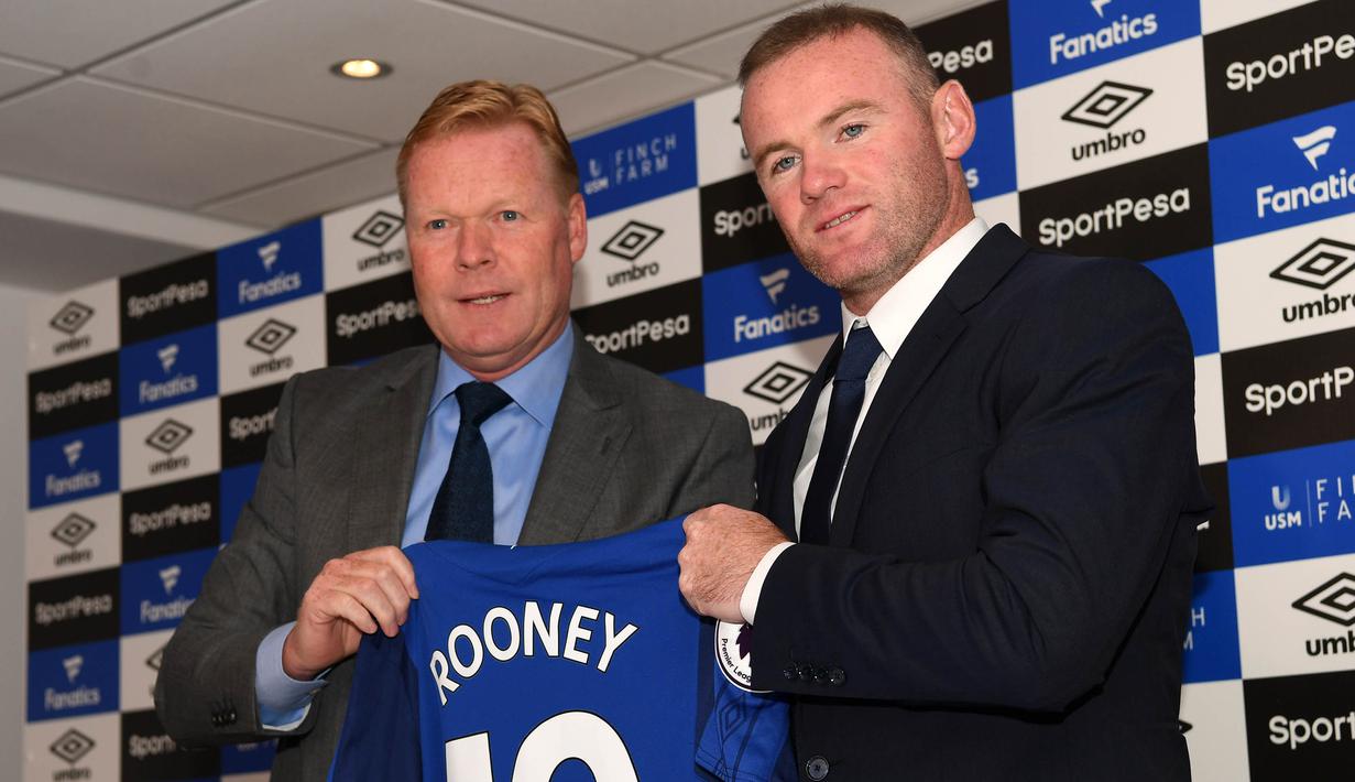 Manajer Everton, Ronald Koeman, memperkenalkan pemain barunya, Wayne Rooney, saat jumpa pers di Goodison Park, Liverpool, Senin (10/7/2017). (AFP/Paul Ellis)
