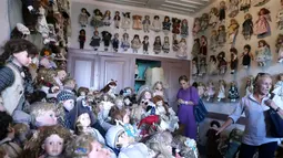 Pengunjung melihat ribuan boneka porselen koleksi kedai kopi Turki bernama Ankara Castle di Ankara pada 8 Agustus 2019. Kedai kopi itu menyambut pengunjung dengan koleksi unik sebanyak 7.500 boneka porselen dari 81 negara yang dikumpulkan pemiliknya selama lebih dari 20 tahun. (Adem ALTAN/AFP)