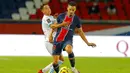 Pemain Paris Saint-Germain (PSG), Pablo Sarabia, berebut bola dengan pemain Marseille, Maxime Lopez, pada laga Ligue 1 di di Stade de France, Senin (14/9/2020). PSG takluk 0-1 dari Marseille. (AP Photo/Michel Euler)