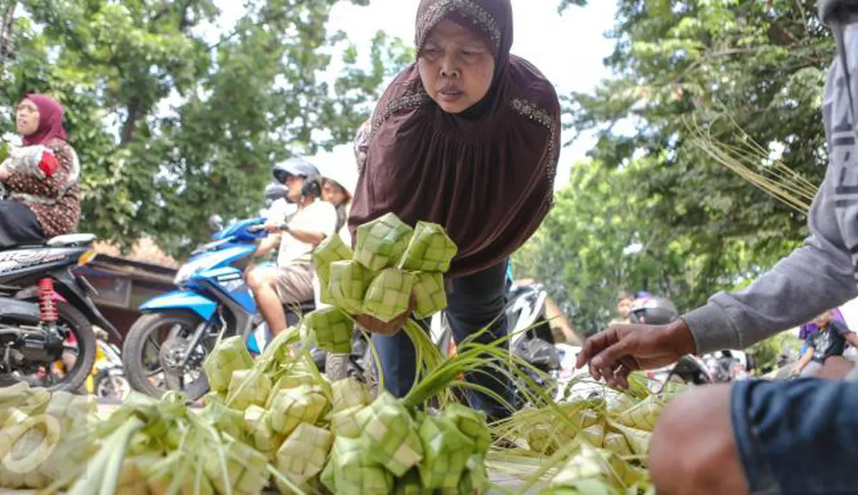 Ketupat Sayur tak bisa dipisahkan dari perayaan Lebaran. Sehari sebelumnya, hampir seluruh masyarakat Indonesia membuat ketupat sayur. Ditambah opor ayam atau semur daging. (Liputan6.com/Faizal Fanani) 