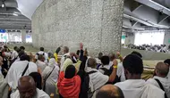 Suasana jemaah haji melempar jumrah di Mina, dekat kota suci Makkah, Arab Saudi (11/8/2019). Usai wukuf di Padang Arafah, jutaan jemaah haji melanjutkan lempar jumrah yang merupakan simbol perlawanan terhadap setan. (AFP Photo/Fethi Belaid)