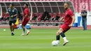 <p>Pemain depan Timnas Indonesia, Ilija Spasojevic (ketiga kiri) saat latihan resmi turnamen Piala AFF di Stadion Utama Gelora Bung Karno, Jakarta, Kamis (22/12/2022). Timnas Indonesia akan berjuang pada turnamen Piala AFF 2022. Timnas Indonesia tergabung di grup A bersama Kamboja, Brunei Darussalam, Filipina, dan Thailand. (Liputan6.com/Helmi Fithriansyah)</p>