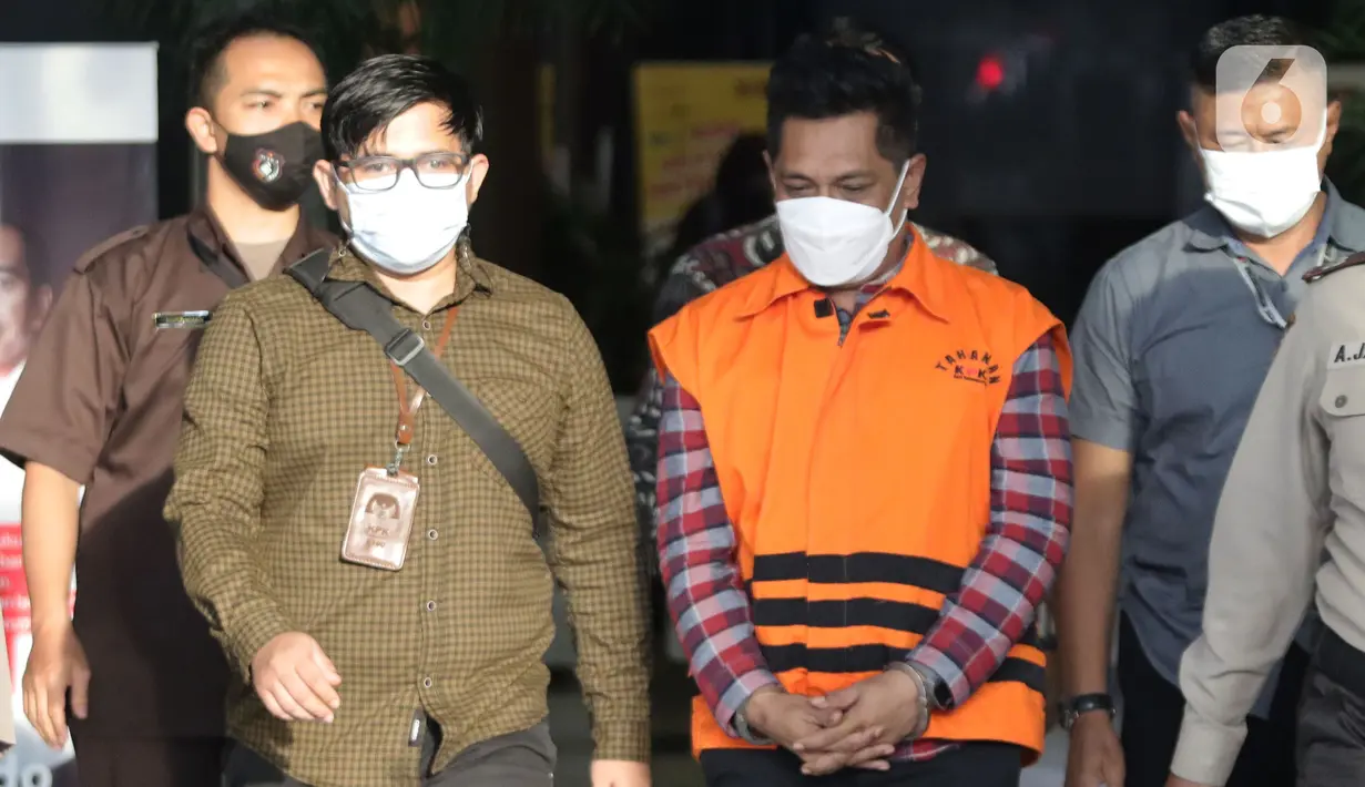 Kadis LH Kabupaten Muna, Laode M Syukur Akbar (kanan) usai rilis penahanan di Gedung KPK, Kamis (27/1/2022). Laode M Syukur Akbar merupakan tersangka dugaan korupsi penerimaan hadiah atau janji terkait pengajuan Dana PEN Daerah untuk Kabupaten Kolaka Timur 2021. (Liputan6.com/Helmi Fithriansyah)