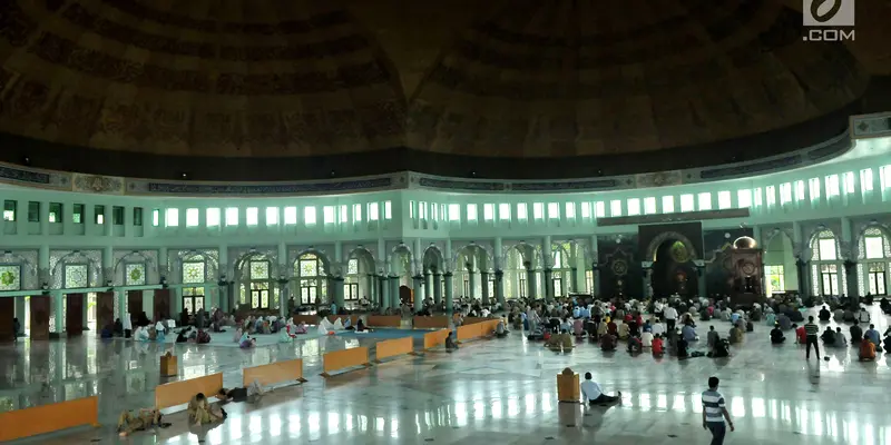 Melihat Kegiatan Warga di Masjid Termegah Tangerang saat Ramadan