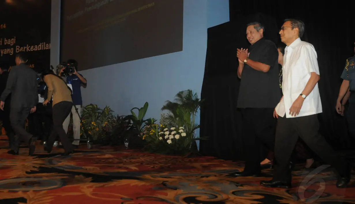 Saat memasuki ruangan, Presiden Susilo Bambang Yudhoyono ditemani oleh wakilnya Boediono di Bidakara, Jakarta (Liputan6.com/Herman Zakharia)