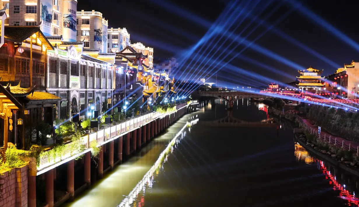 Pemandangan malam hari dari Sungai Tingjiang di Kota Tingzhou, Wilayah Changting, Provinsi Fujian, China tenggara (20/8/2020). Untuk menunjukkan sejarah dan kebudayaannya secara maksimal, Wilayah Changting dilestarikan sesuai dengan penampilannya di zaman kuno. (Xinhua/Lin Shanchuan)