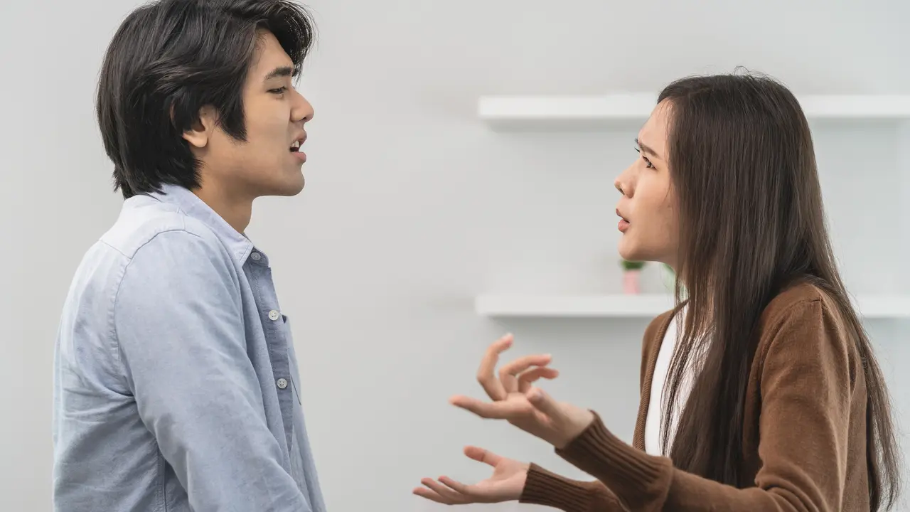 perempuan dan pasangan 12 juli kritik
