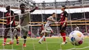 Pemain Bayer Leverkusen, Patrik Schick,  mencetak gol ke gawang Eintracht Frankfurt pada laga Liga Jerman di Stadion Deutsche Bank Park, Senin (6/5/2024). (AP Photo/Michael Probst)