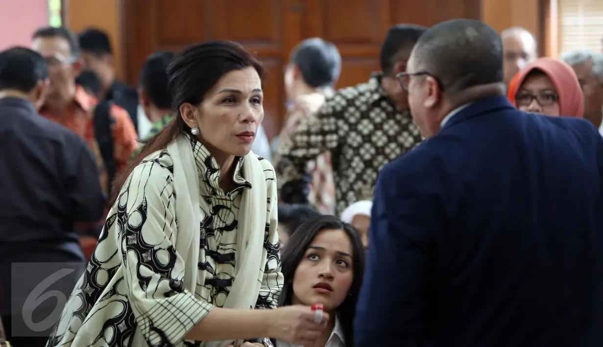 Istri Irman Gusman, Liestyana Gusman berdiskusi dengan kuasa hukum sebelum sidang perdana praperadilan di PN Jaksel, Selasa (18/10). PN Jaksel menunda sidang permohonan praperadilan yang diajukan Irman Gusman melawan KPK. (Liputan6.com/Helmi Afandi)