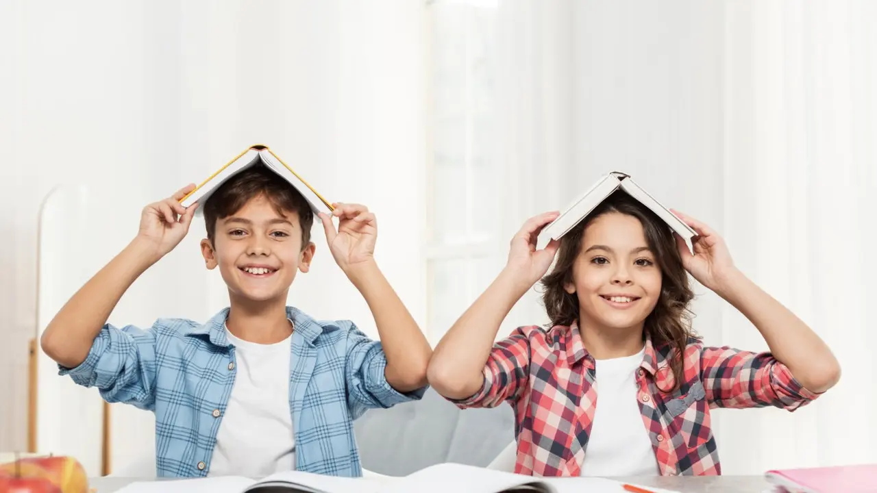 Jika anak diberikan kesempatan untuk berlatih kedua bahasa secara seimbang dan didukung dengan lingkungan yang mendukung