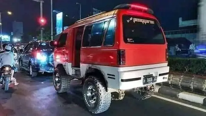 Modifikasi nyeleneh roda mobil (Sumber: 1cak.com)