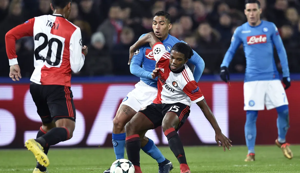 Debut Tyrell Malacia bersama tim senior Feyenoord terjadi pada fase grup Liga Champions 2017/2018, yaitu di matchday ke-6 Grup F saat Feyenoord menjamu Napoli (6/12/2017). Bermain penuh selama 90 menit, ia mampu membawa Feyenoord menang 2-1 atas Napoli. (AFP/John Thys)