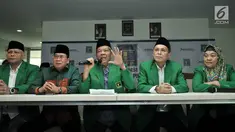 Ketua DPP PPP Muktamar Jakarta atau kubu Djan Faridz, Ibnu Hajar Dewantara didampingi Sekjen PPP kubu Djan Faridz, Sudarto dan petinggi partai saat menggelar konpers penyelenggaraan Mukernas, Jakarta, Senin (12/11). (Merdeka.com/Iqbal S. Nugroho)