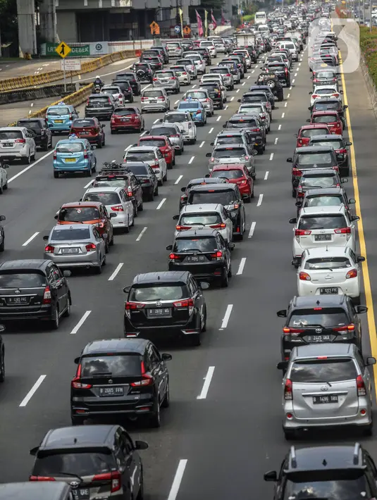 Kendaraan memadati ruas Tol Jagorawi, Jakarta Timur, Kamis (15/5/2021). Kepadatan kendaraan terjadi karena mobilitas warga untuk silaturahmi dan berlibur Lebaran. (Liputan6.com/Faizal Fanani)