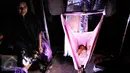 Seorang bayi terpaksa di boyong ke lokasi pengungsian di Pidie Jaya, Aceh, Kamis (8/12). Setelah gempa berkekuatan 6,5 SR mengguncang Kabupaten Pidie Jaya, sekitar 10 ribu warga tiga kabupaten di Aceh mengungsi ke tempat aman. (Liputan6.com/Angga Yuniar)