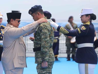 Presiden Prabowo Subianto mengalungkan Tanda Kehormatan kepada salah satu personel Tentara Nasional Indonesia (TNI) penerima saat kegiatan Presidential Inspection yang digelar di atas KRI dr Radjiman Wedyodiningrat-992 di Teluk Jakarta, Kamis (2/10/2025). (Foto: Istimewa)