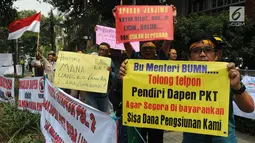 Sejumlah karyawan pensiunan PT Pupuk Kaltim menggelar unjuk rasa di depan Kantor KPW Pupuk Kalitim di Jakarta, Selasa (31/7). Mereka meminta diadakan audiensi untuk menyampaikan aspirasi. (Merdeka.com/Dwi Narwoko)