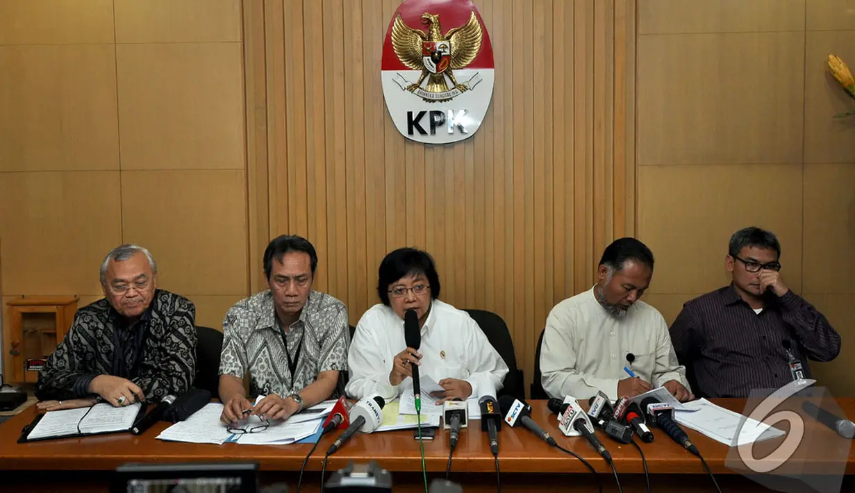 Menteri Lingkungan Hidup dan Kehutanan Siti Nurbaya (tengah) menjalin kerja sama dengan KPK untuk mencegah korupsi di sektor Kehutanan, Jakarta, Jumat (7/11/2014) (Liputan6.com/Miftahul Hayat)