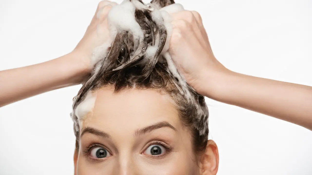 Ilustrasi membersihkan rambut atau keramas