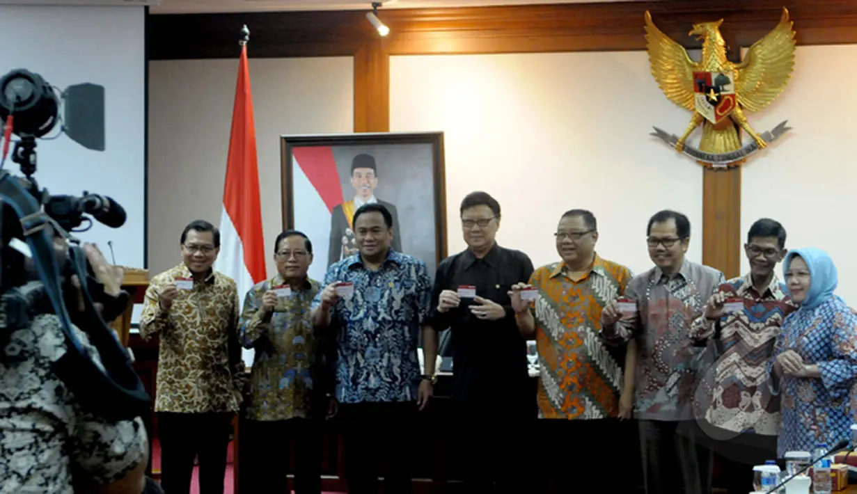 Tjahjo Kumolo (tengah), A.A Gede Ngurah Puspayoga (keempat kanan), dan Rachmat Gobel (ketiga kiri), menunjukan kartu perizinan usaha mikro, Jakarta, Jumat (30/1/2015). (Liputan6.com/Andrian M Tunay)