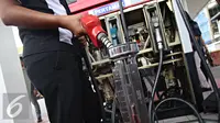 Petugas melakukan pemaparan cara kerja mesin dispenser BBM di SPBU Veteran, Jakarta, Kamis (9/6). Kegiatan ini untuk memberi pemahaman lebih baik terhadap masyarakat tentang cara kerja mesin dispenser BBM yang benar. (Liputan6.com/Immanuel Antonius)