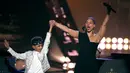 Penyanyi Alicia Keys mengangkat tangan putranya Egypt Dean selama acara iHeartRadio Music Awards 2019 di Los Angeles, California, AS (14/3).  Alicia Keys membawakan lagu Raise a Man dan You Don't Know My Name. (AP Photo/Chris Pizzello)