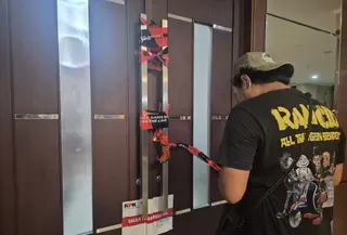 KPK segel ruang Bupati Bekasi. (Antara)