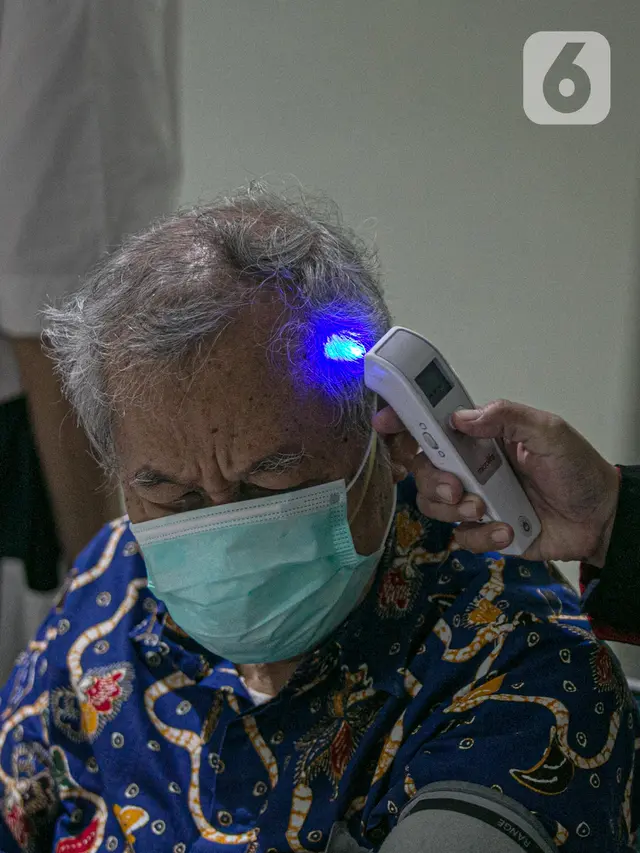 Tenaga Kesehatan Lansia Jalani Vaksinasi COVID-19 Perdana Vertikal